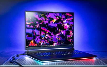 The Asus ROG Strix Scar 18 laptop displays its ELMB Mini LED screen during a gaming performance test.