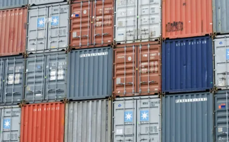 A presentation explains how to manage Linux distributions with bootable containers using familiar OCI tooling.