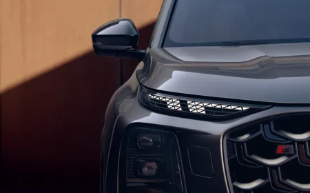 The 2027 Audi Q7 and SQ7 display updated exterior styling and advanced digital lighting features.