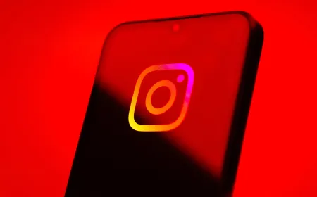 A smartphone displays the Instagram interface alongside a graphic explaining algorithm reach changes.