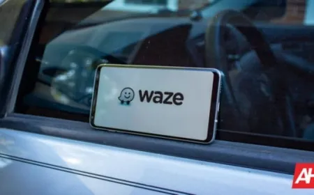 The Waze navigation screen displays traffic signal indicators along a calculated route to improve intersection awareness.