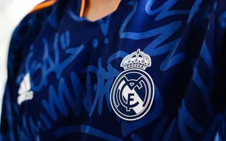 Julian Alvarez wears an Atletico Madrid jersey during a match, illustrating the club's rejection of Real Madrid's bid.