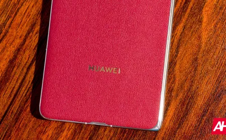 Patent illustration of Huawei vertical tri-fold smartphone design featuring dual hinges along a single axis.