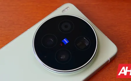 The rear camera module of the Vivo X500 Ultra features a ten times optical zoom lens.