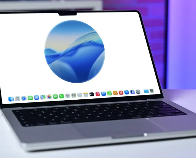 The macOS Spotlight interface displays Siri AI integration for handling local queries and workflow automation.